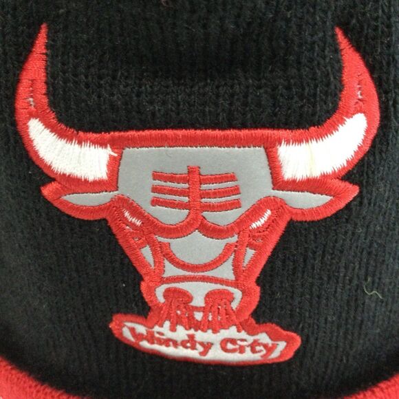 New Era Hat Unisex One Size Black Red Chicago Bulls Windy City Pompom Beanie - Picture 3 of 9